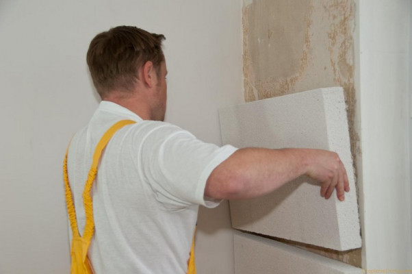 Як правильно утеплити будинок пінопластом: покрокова інструкція