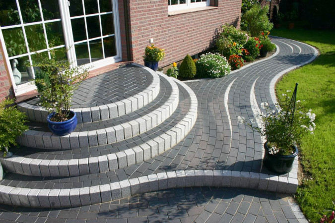 Облицювання сходів ганку тротуарною плиткою